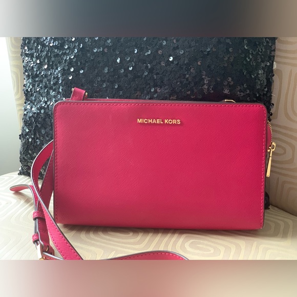 Michael Kors Handbags - Michael Kors pink crossbody bag. 90%new. 25*16 cm